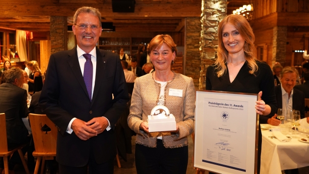 Award des Internationalen Marken-Kolloquiums für 'Andechser'-Chefin - Award des Internationalen Marken-Kolloquiums: Prof. Dr. Guido Quelle (l.) und Linda Vollberg (r.), Geschäftsführer der Mandat Managementberatung GmbH, mit der Preisträgerin Barbara Scheitz, geschäftsführende Gesellschafterin der Andechser Molkerei Scheitz - Quelle: Mandat Managementberatung